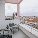 Herbert - 2 Bedrooms And Balcony In Areeiro * 리스본