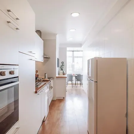 Herbert - 2 Bedrooms And Balcony In Areeiro Daire
