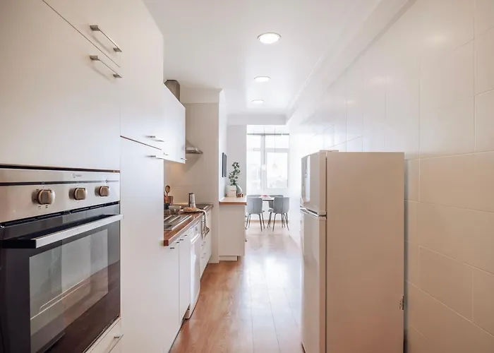 Herbert - 2 Bedrooms And Balcony In Areeiro Apartment