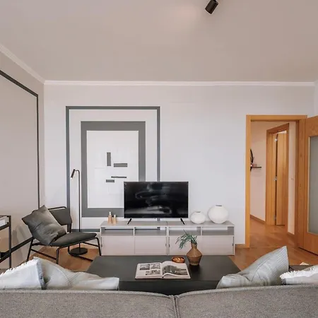 Appartamento Herbert - 2 Bedrooms And Balcony In Areeiro Lisbona